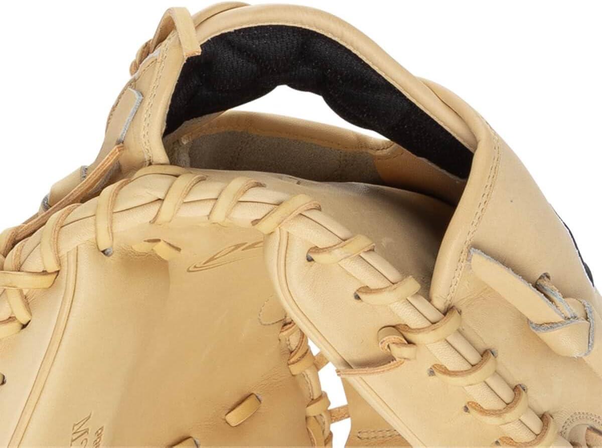 imageWilson 2024 Classics Series A2000 Baseball GlovesBlondeBlack